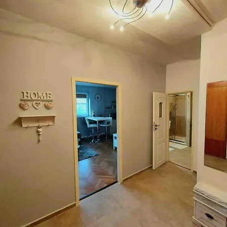 Apartment 1-bedroom Floor In Heart Of Old Town *