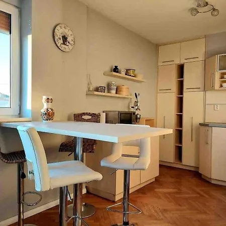 1-bedroom Floor In Heart Of Old Town Apartment *