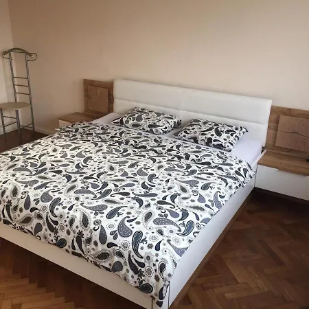 1-bedroom Floor In Heart Of Old Town Apartment *