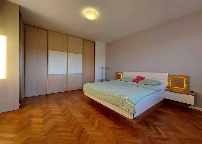 1-bedroom Floor In Heart Of Old Town