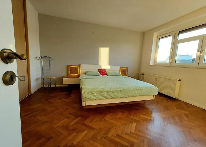 1-bedroom Floor In Heart Of Old Town *