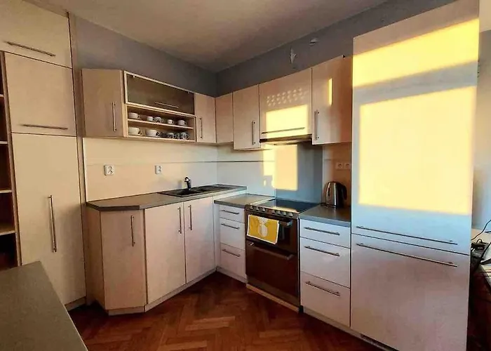 1-bedroom Floor In Heart Of Old Town *