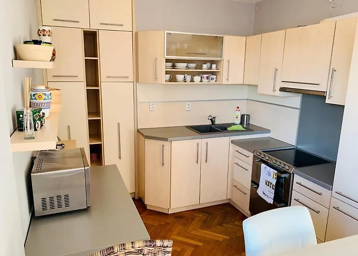 1-bedroom Floor In Heart Of Old Town *