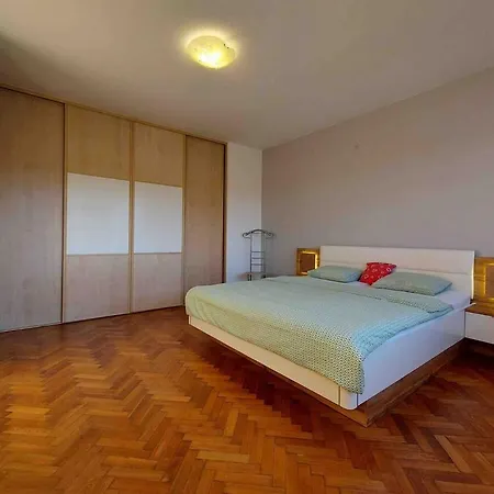 1-bedroom Floor In Heart Of Old Town