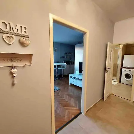 Апартаменти 1-bedroom Floor In Heart Of Old Town